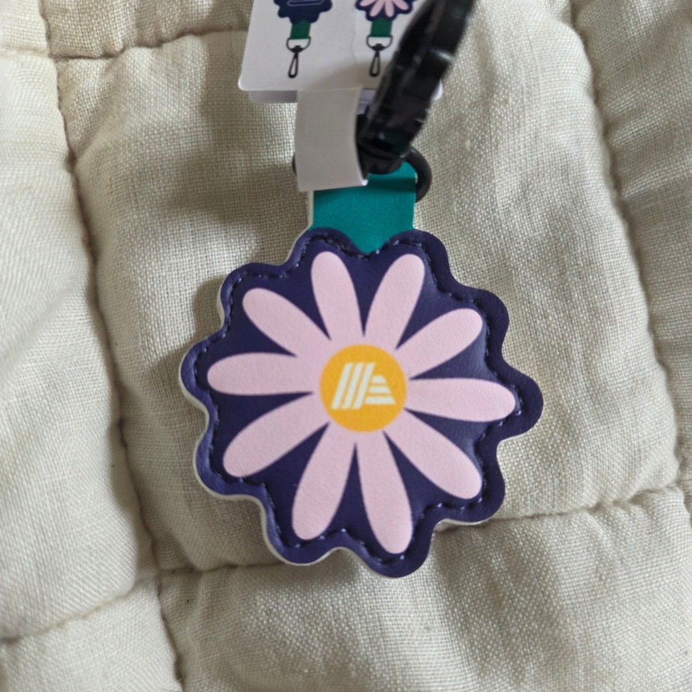Aldi Keychain Quarter Holder Purple Pink Daisy‎ Flower NWT Cart Coin Collectable